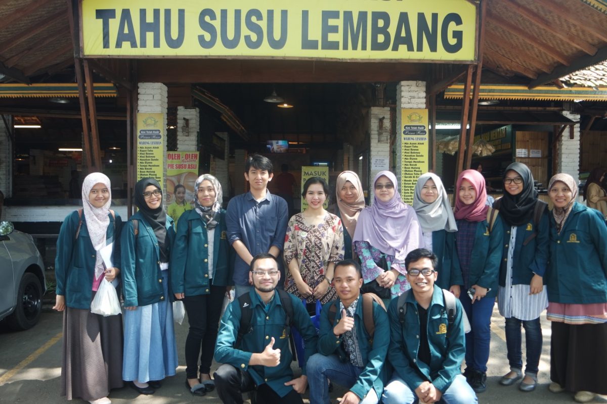Kuliah Lapangan Mahasiswa Biokimia Pangan ke Pabrik Tahu Susu Lembang