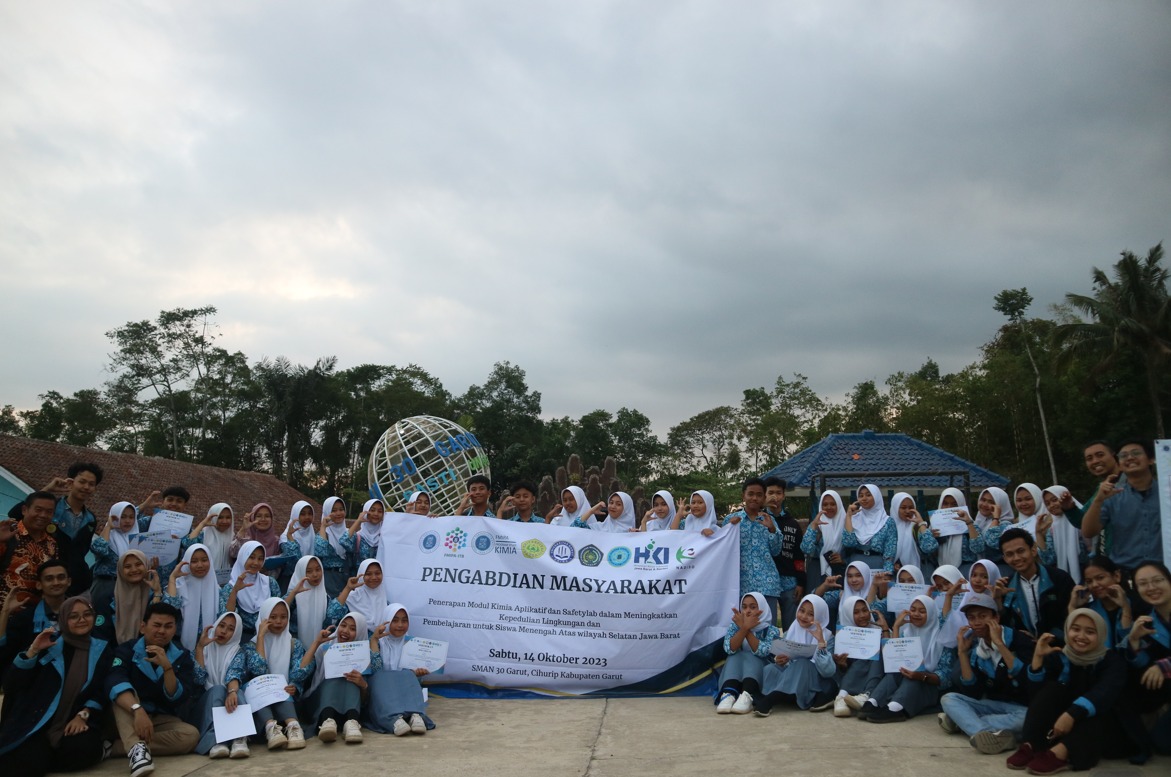 Program Studi Kimia ITB Kolaborasi dengan Komunitas Kimiawan Indonesia Jawa Barat dalam Menerapkan Ilmu Kimia di SMAN 30 Garut dan Warga Kecamatan Cihurip, Kabupaten Garut
