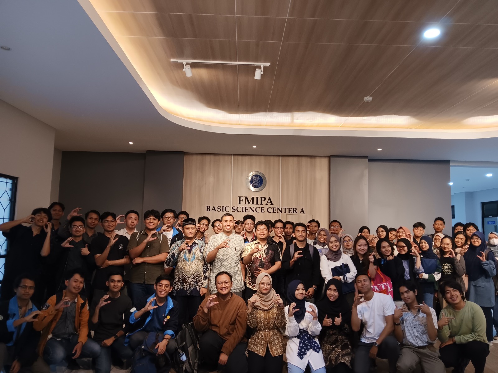 Prodi Kimia FMIPA ITB, IAKI, dan HMK ‘AMISCA’ ITB berkolaborasi melakukan pelatihan Manajemen Mutu Laboratorium berbasis Integrated Management System (IMS) Awareness Training (ISO 9001; ISO 14001; ISO 45001) untuk mahasiswa tingkat akhir, wisudawan dan pasca sarjana Prodi Kimia FMIPA ITB.