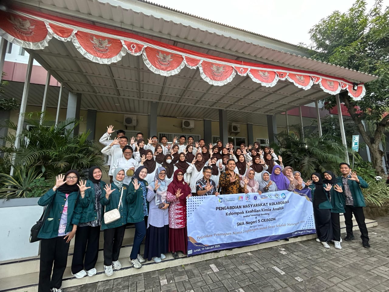 Tim Pengabdian Masyarakat Kelompok Keilmuan Kimia Analitik Program Studi Kimia FMIPA ITB Memberikan Pelatihan Kimia Lingkungan dan Pentingnya Safety Laboratorium untuk Siswa SMAN 5 Cilegon, Banten