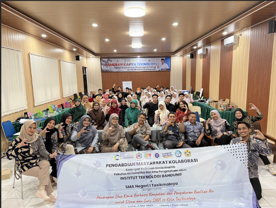 Tim Pengabdian kepada Masyarakat Kelompok Keilmuan Kimia Analitik Program Studi Kimia FMIPA ITB Berkolaborasi Memberikan Pelatihan Penerapan Ilmu Kimia Berbasis Komputasi, Pengukuran Kualitas Air, dan Edukasi Safety Laboratorium untuk Siswa dan Guru SMA se-Kota Tasikmalaya