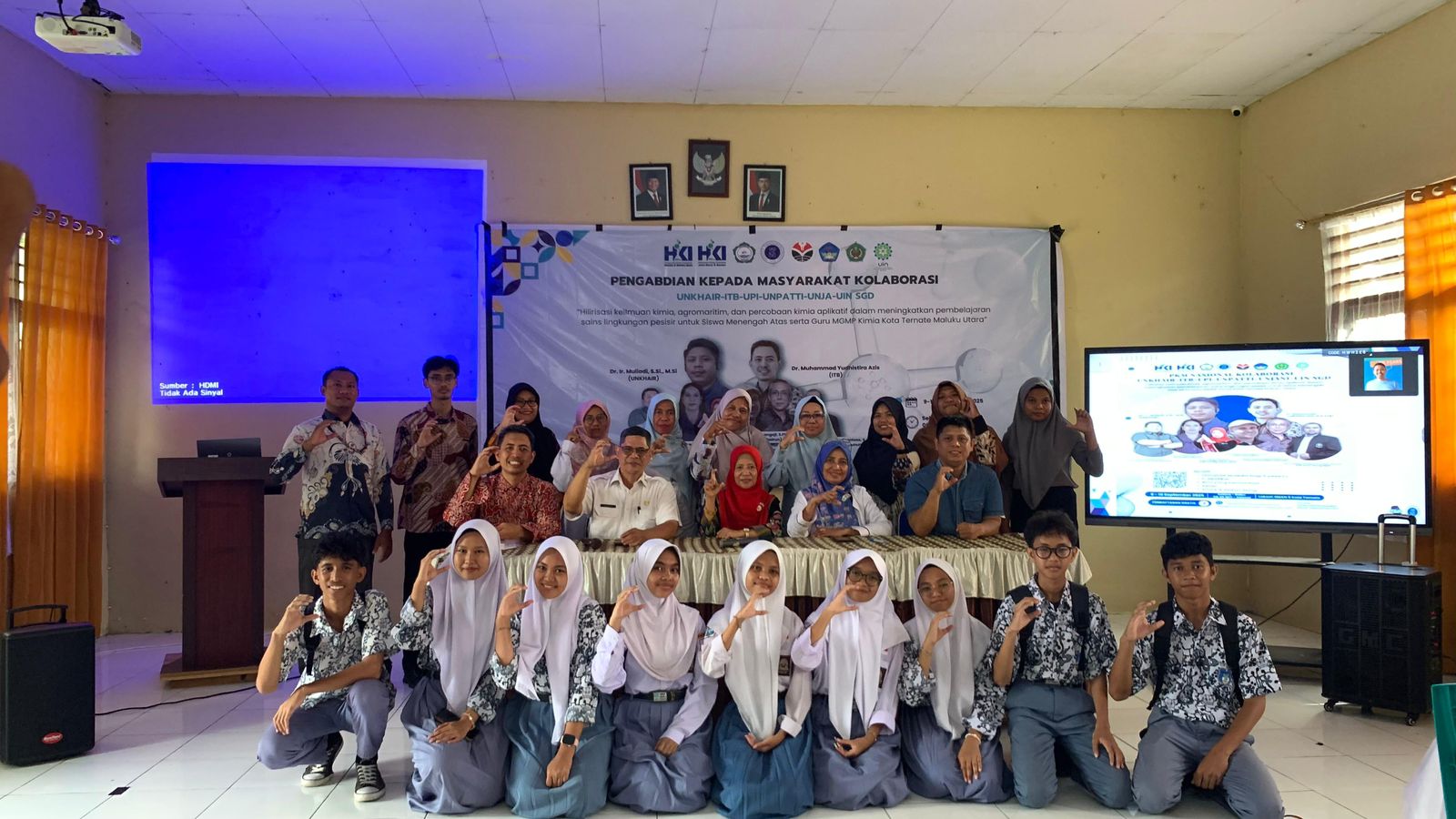 Tim Dosen dan Mahasiswa Prodi Kimia FMIPA ITB Berpartisipasi dalam Pengabdian Masyarakat Kolaborasi bersama Jurusan Kimia dari 5 Universitas Wilayah Jawa Barat dan Maluku-Maluku Utara memberikan Pelatihan Peningkatan Kompetensi Guru MGMP Kimia dan Siswa SMA Kota Ternate terkait Implementasi Pembelajaran Keilmuan Kimia