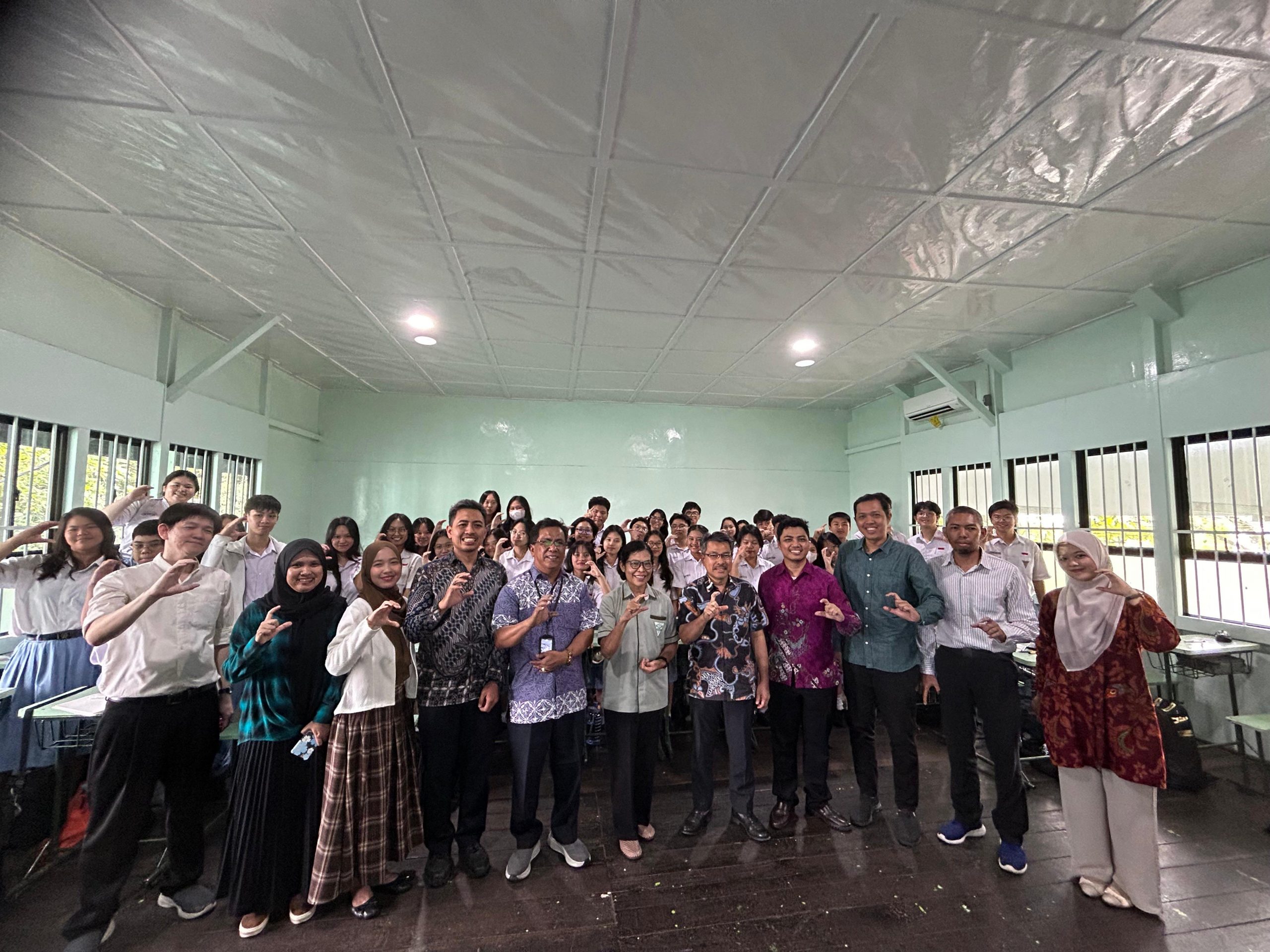 Tim Dosen Kelompok Keilmuan Kimia Analitik FMIPA ITB berkolaborasi dengan jurusan kimia universitas mitra melakukan penyuluhan edukasi STEM, Safety laboratorum dan pengenalan perkuliahan untuk siswa SMA Katolik Santu Petrus Pontianak SMA Katolik Santu Petrus Pontianak Kalimantan Barat 11 November 2025